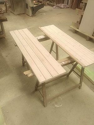 Volets bois posés sur des tréteaux en atelier face arrière