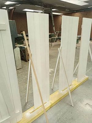 Volets bois posés à la verticale, application de sous couche de peinture