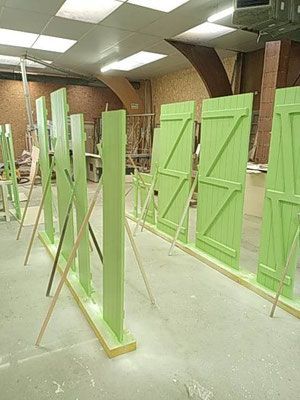 Volets bois posés à la verticale, application de peinture vert anis