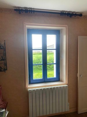 Gros plan sur la fenêtre peinte en bleu, projet de remplacement 