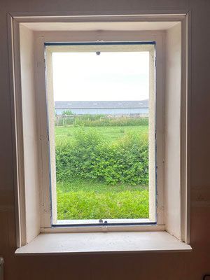 Gros plan sur la fenêtre après retrait 