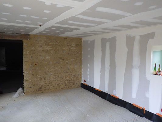 Chantier de plâtrerie mur en plafond en rénovation