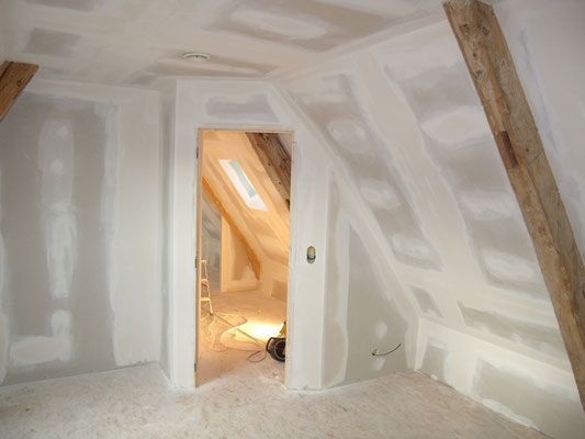 Suite du projet de rénovation vue sous les combles côté porte