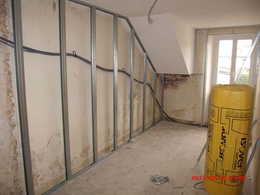 Mur de chambre avant isolation 