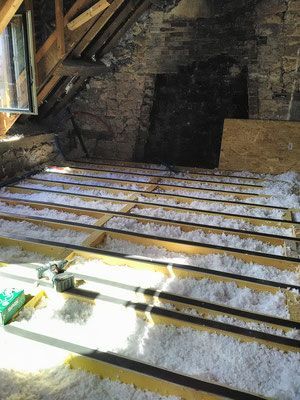Travaux en cours pour isoler des combles avec de la laine de verre
