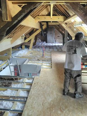 Artisan en action, travaux d'isolation intérieure en cours
