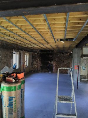 Vue sous plafond pendant les travaux d'isolation