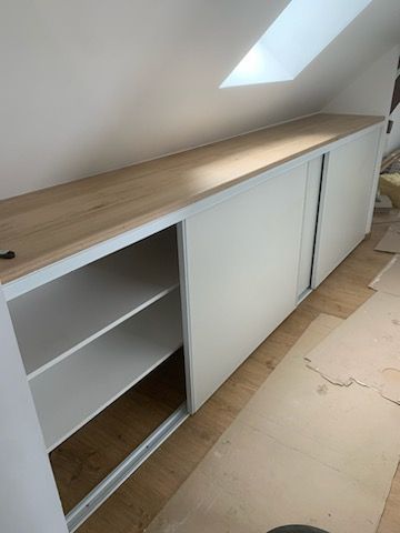 Placard à portes coulissantes en bois, revêtement blanc