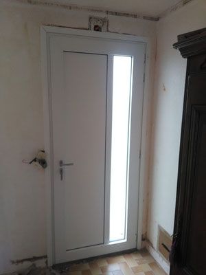 Porte d'entrée blanche avec vitrage