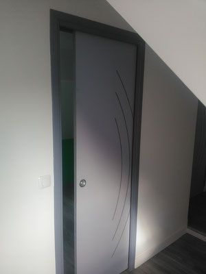 Porte à galandage grise