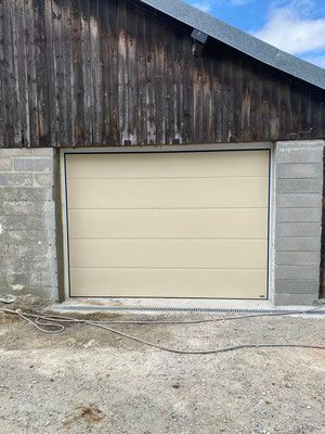 Porte de garage après travaux, modèle sectionnel électrique couleur crème