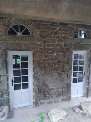 Deux portes-fenêtres, façade de maison en pierre
