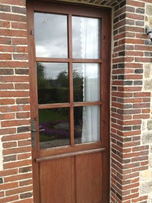 Porte en bois foncé saccadé en brique