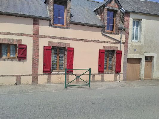 Volets rouges, vue facade de maison