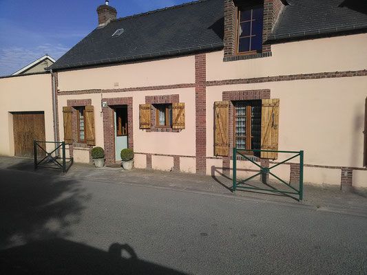 Volets bois façade de maison avant peinture