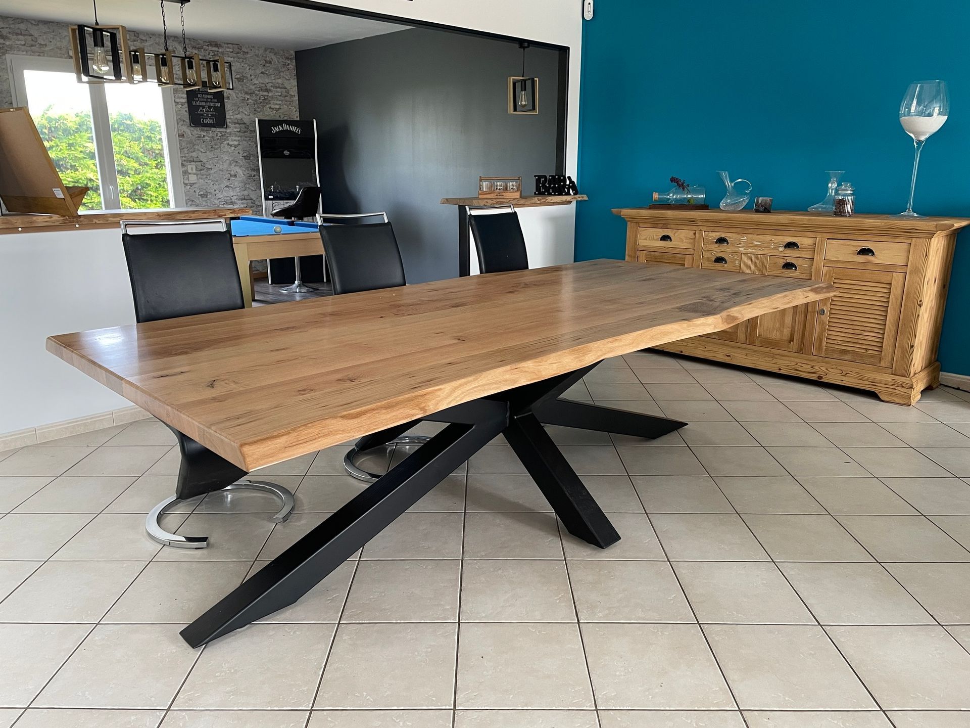 Table en bois clair sur pieds en bois foncé, vue latérale