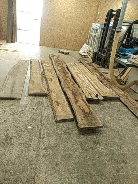 Lames de planches de bois brutes