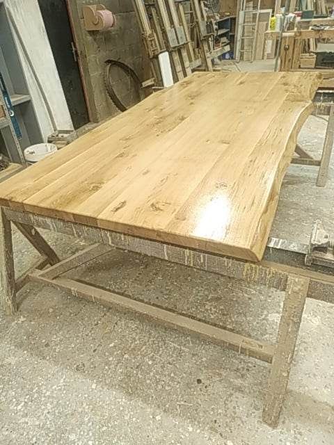 Planche de bois poncée en bois clair