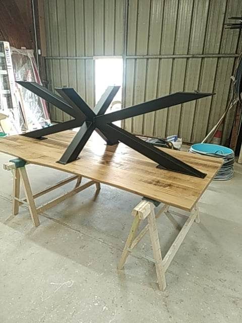 Table en bois clair sur pieds en bois foncé, fabrication en atelier