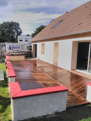 Aménagement extérieur, lames bois posées, devanture de maison