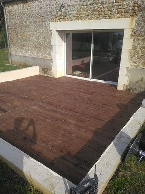 Chantier 3, terrasse bois pendant travaux, vue baie vitrée