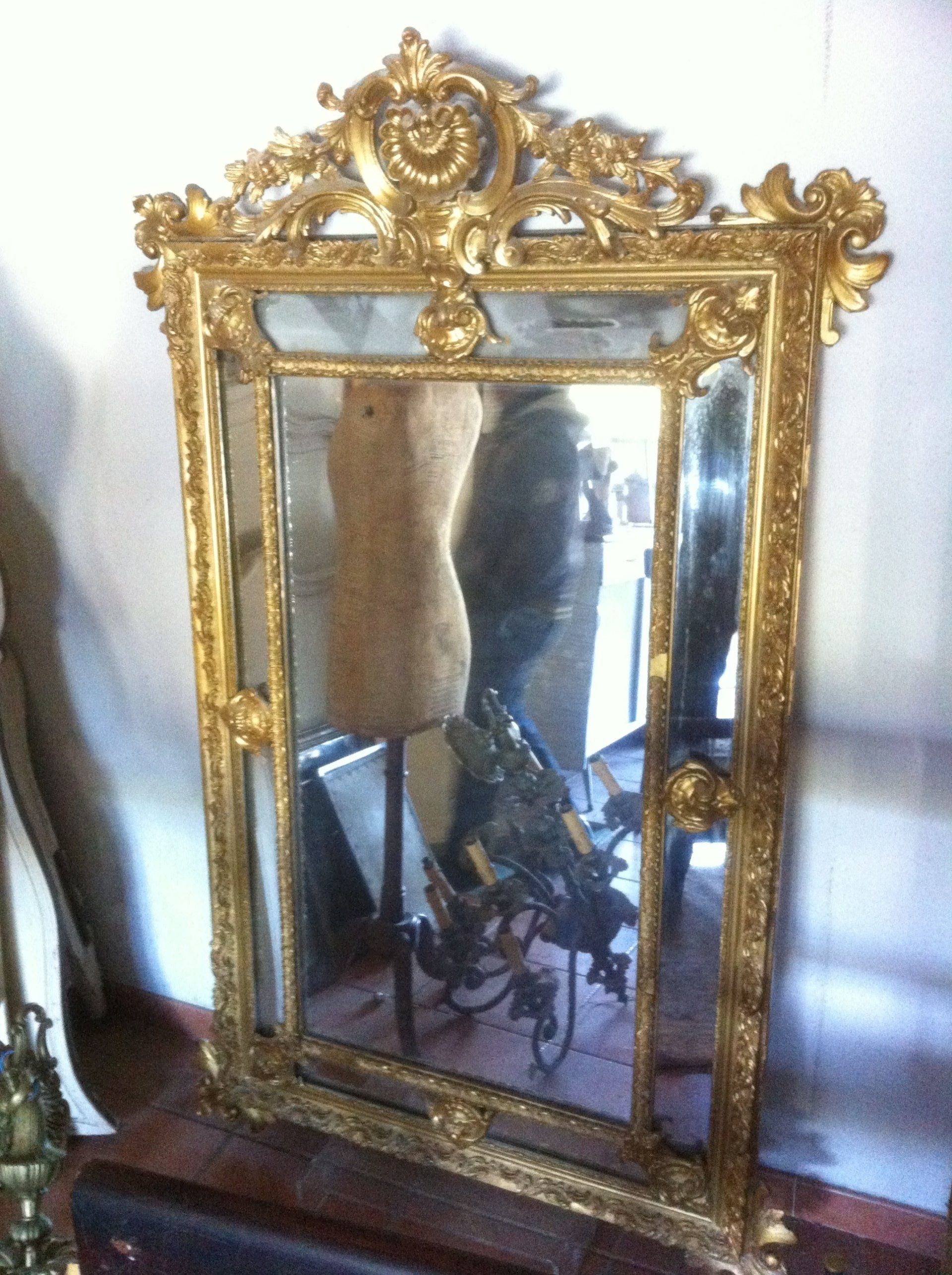 Miroir avoir le contour doré