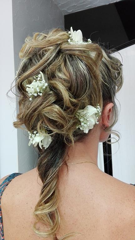 Tresse avec fleurs pour mariage