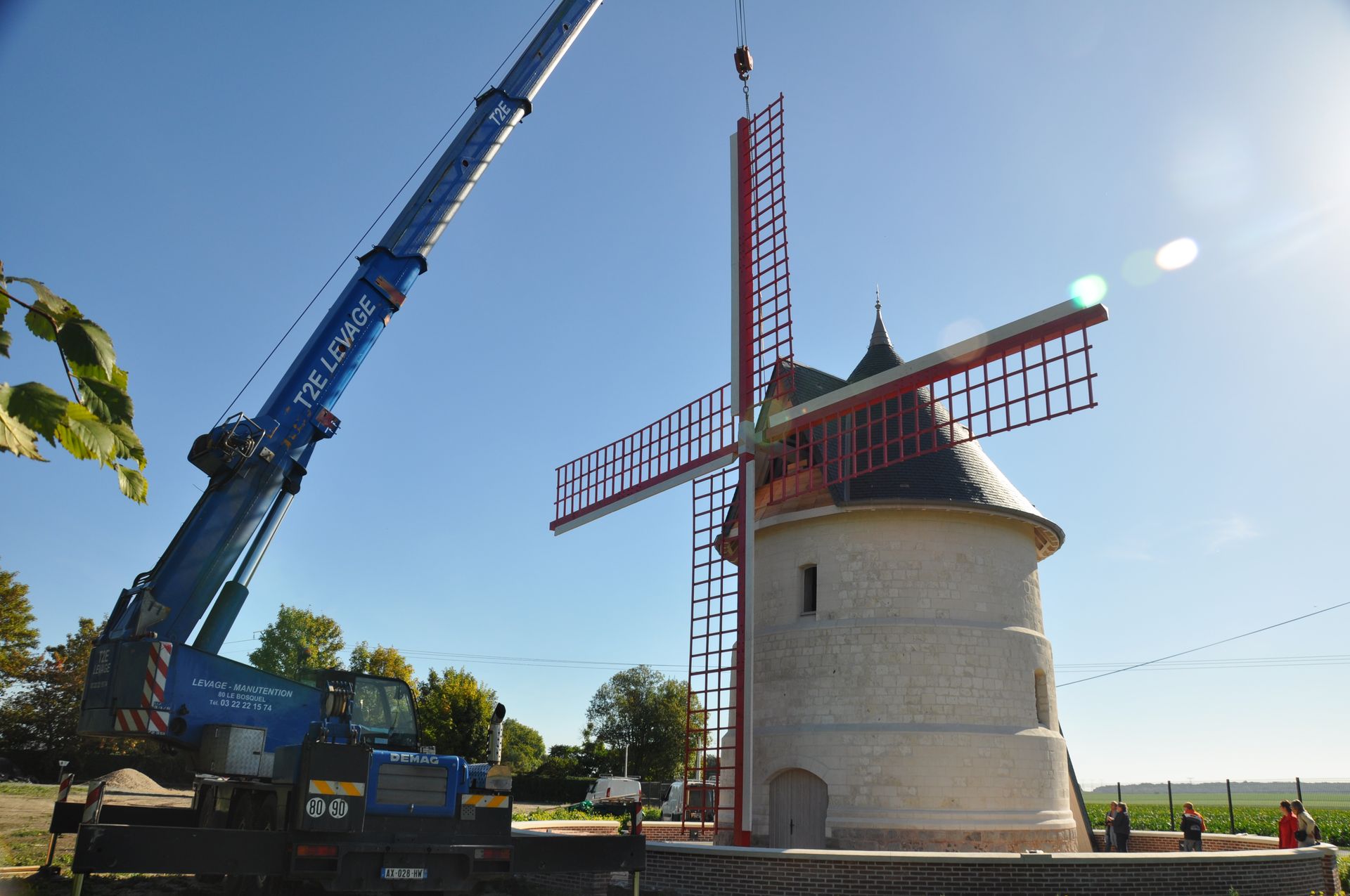 Grue de levage devant un moulin