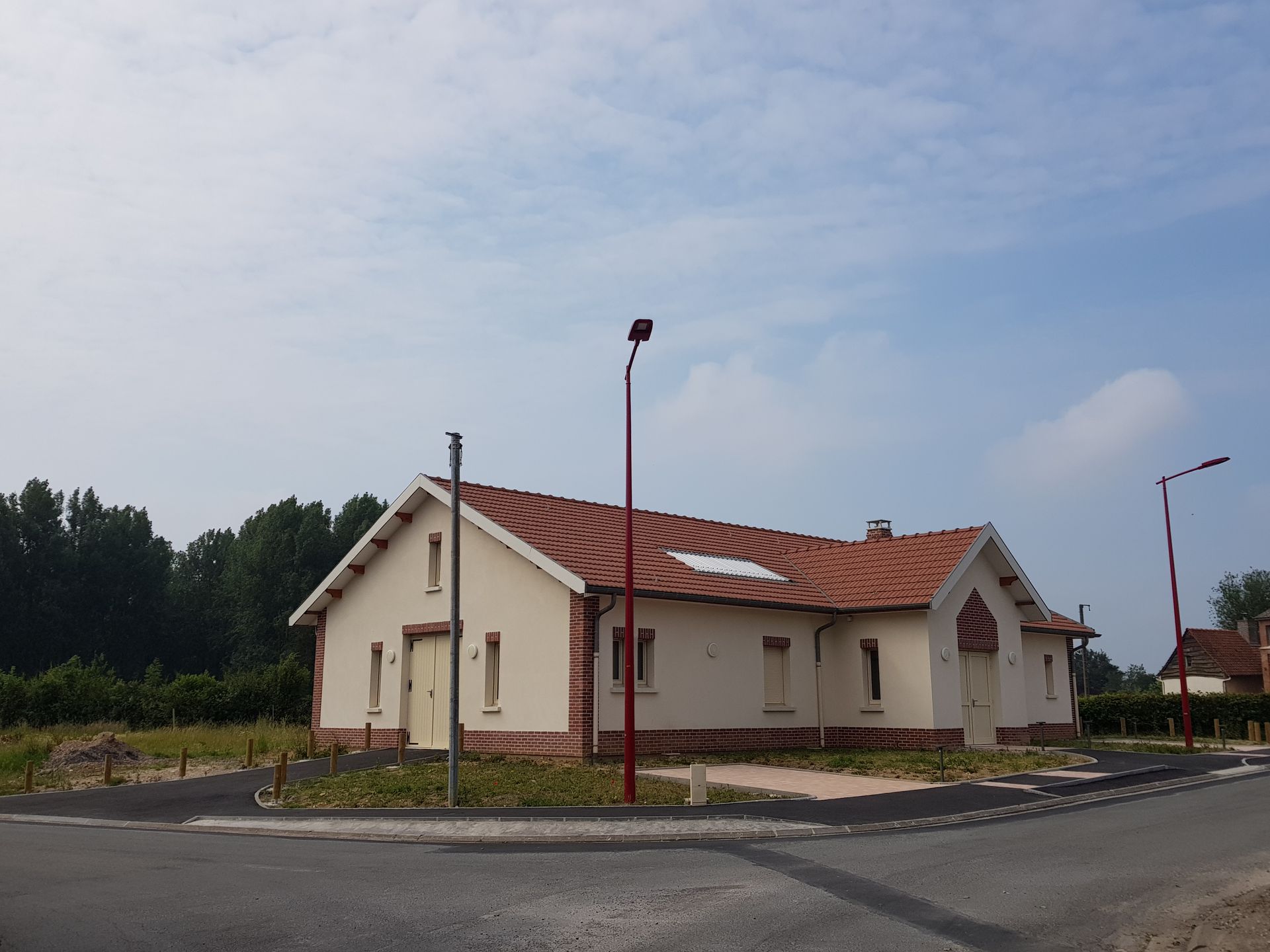 Bâtiment en briques rouges et crépi