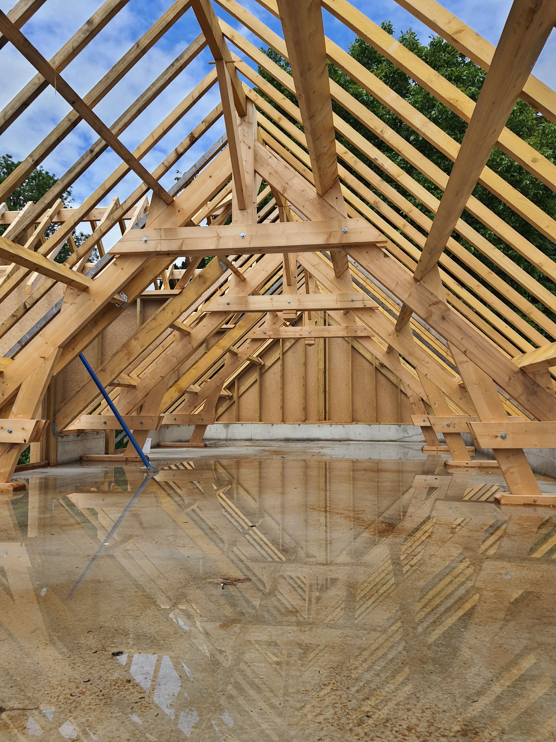 Construction à ossature bois, vue intérieure avec poutres triangulaires
