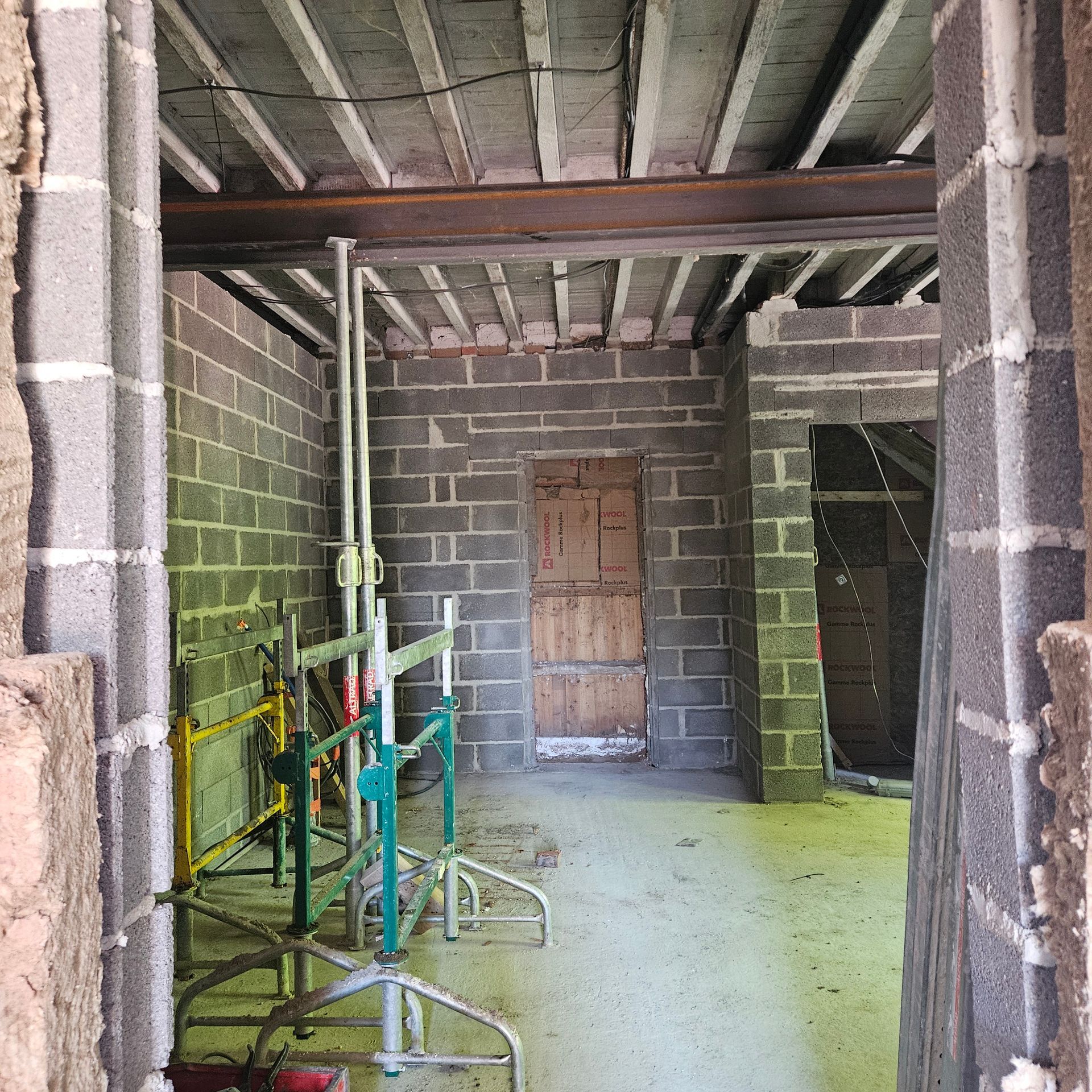 Intérieur d'une pièce inachevée aux murs de parpaings