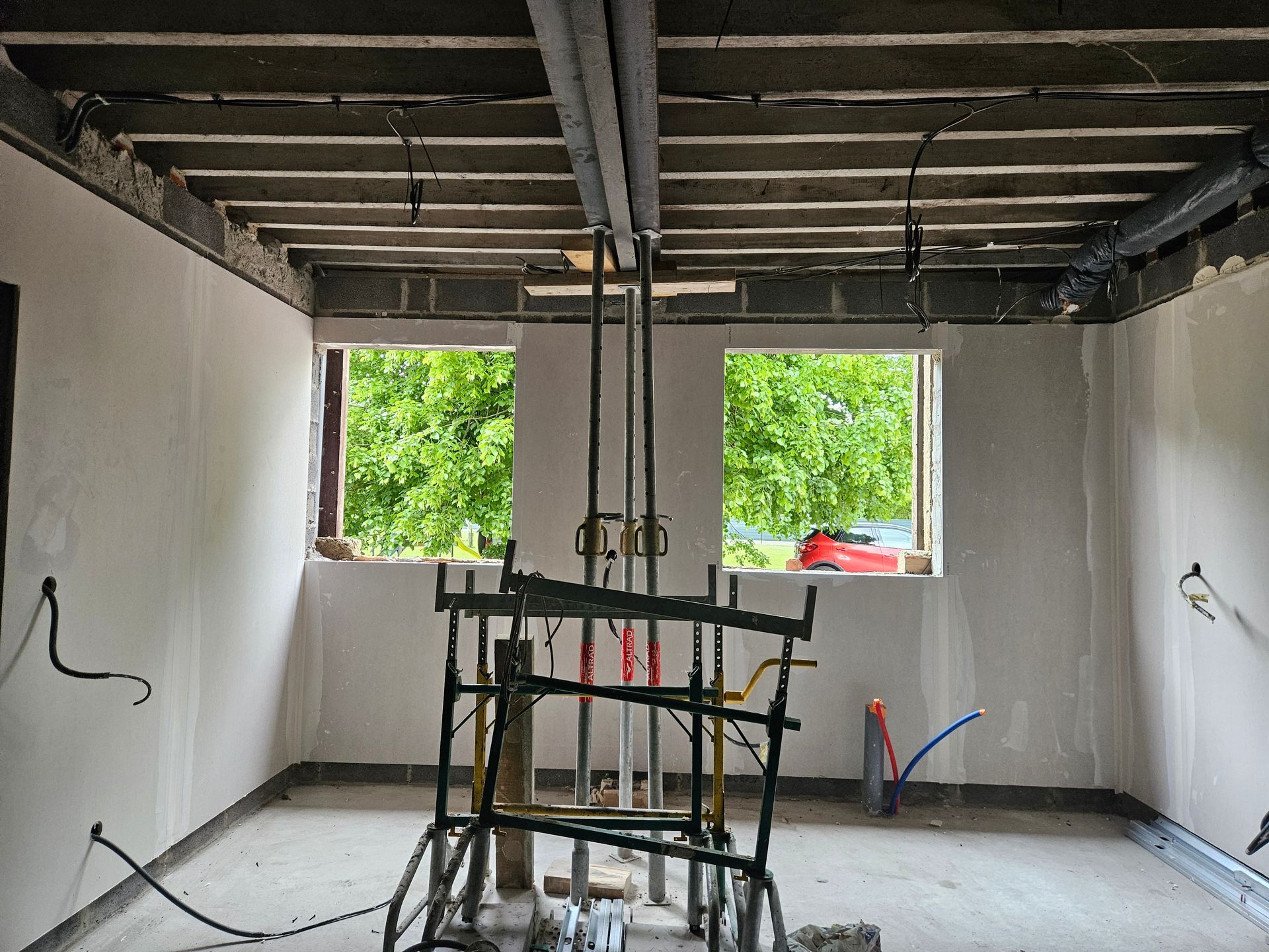 Pièce en rénovation avec plafond apparent