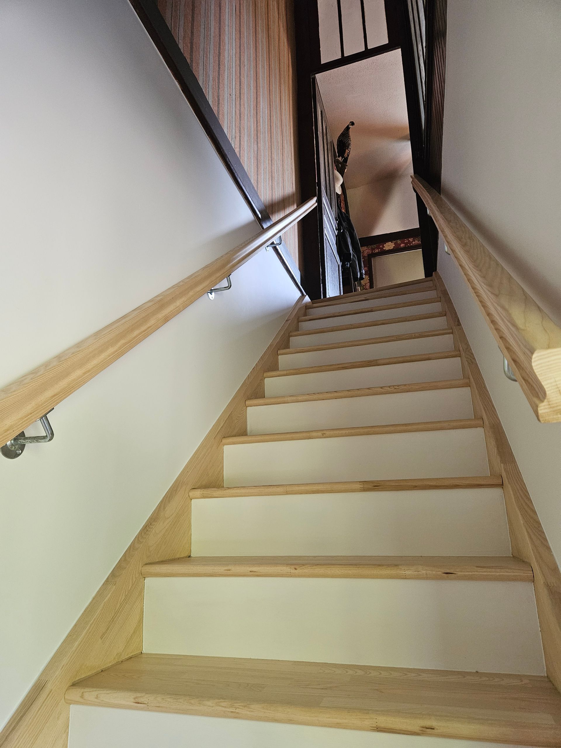 Escalier en bois avec des rampes des deux côtés