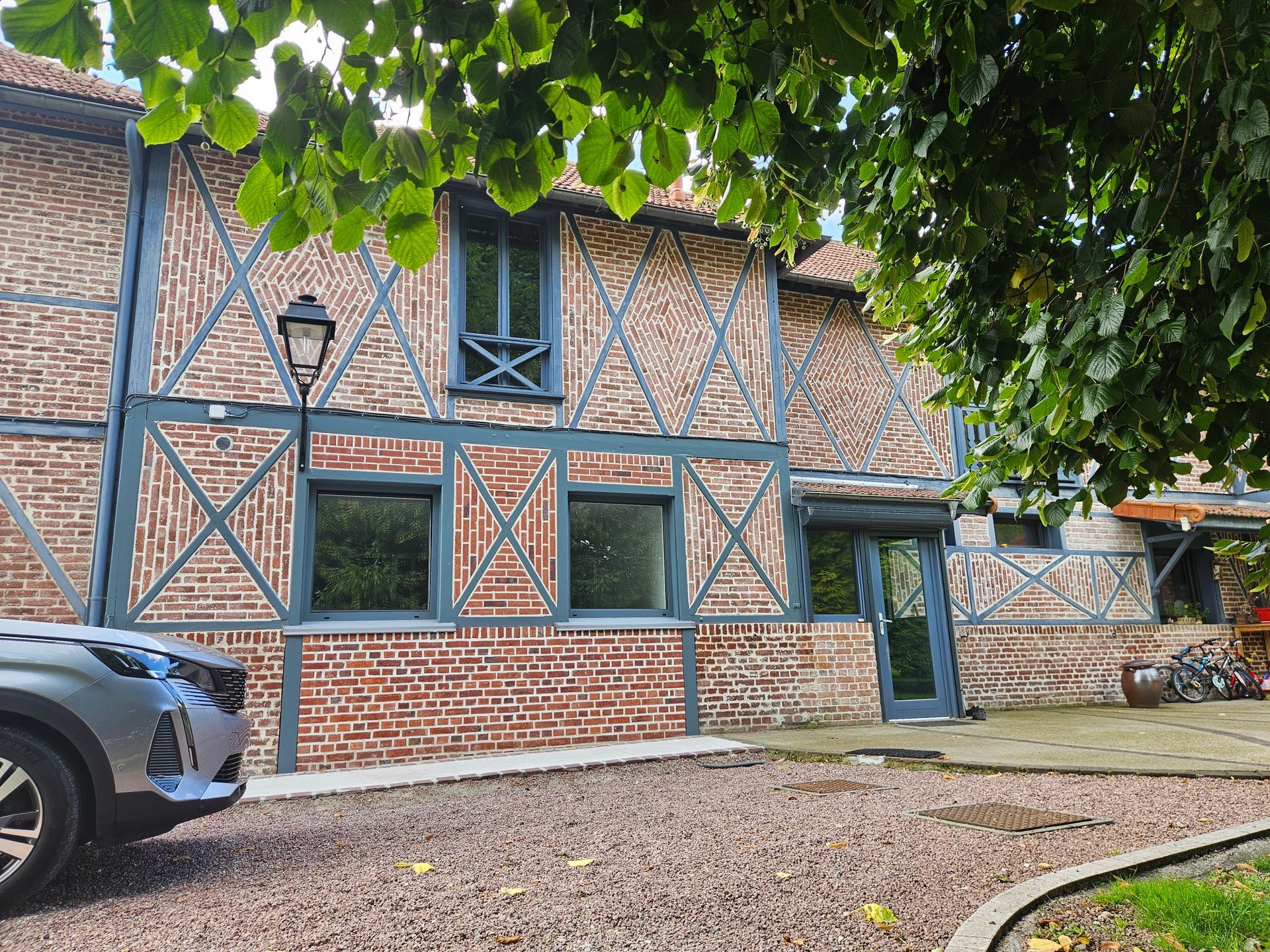 Maison en briques à colombages avec des boiseries bleues