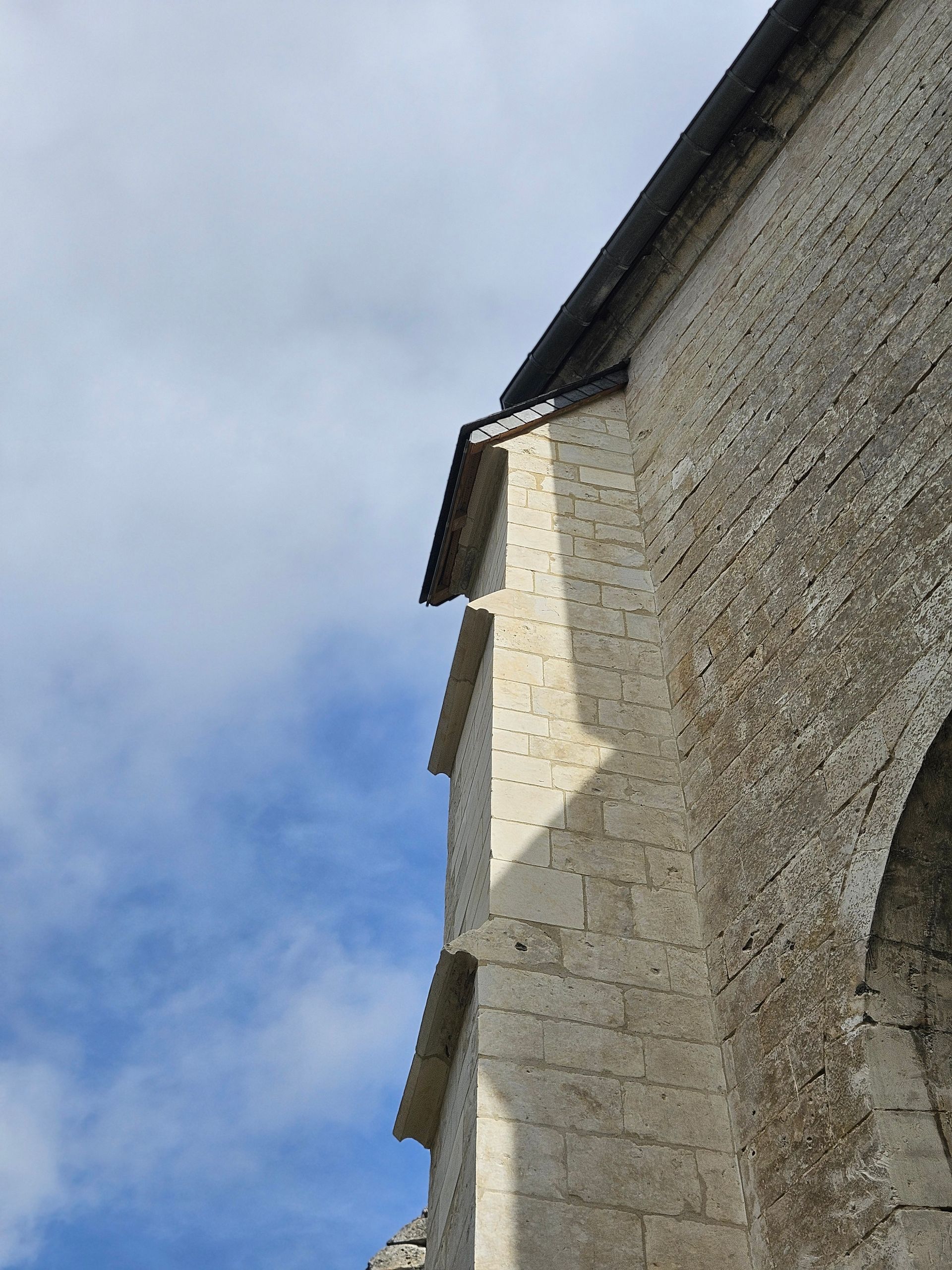 Mur et arche en pierre vus d'en bas