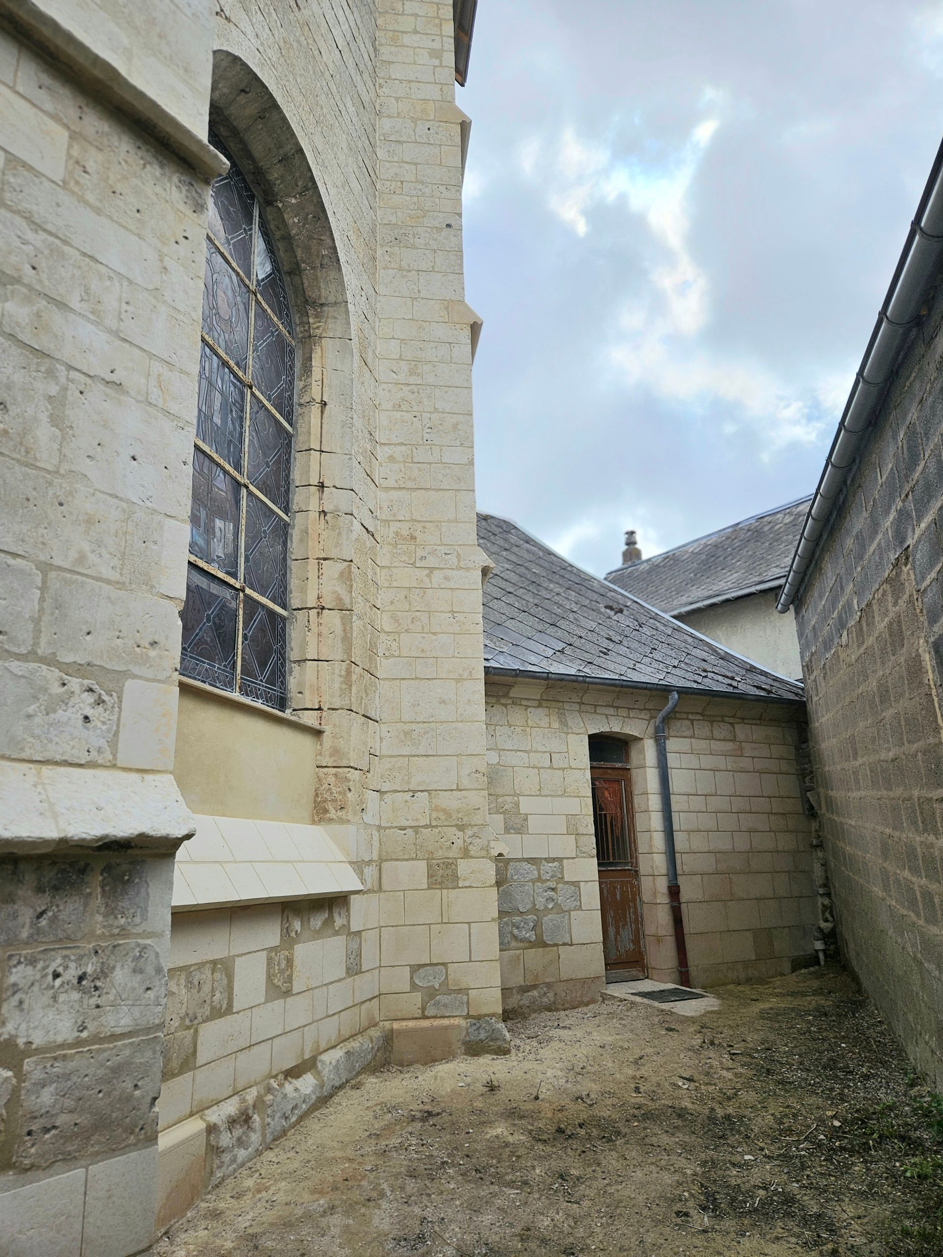 Cour en pierre jouxtant une église historique