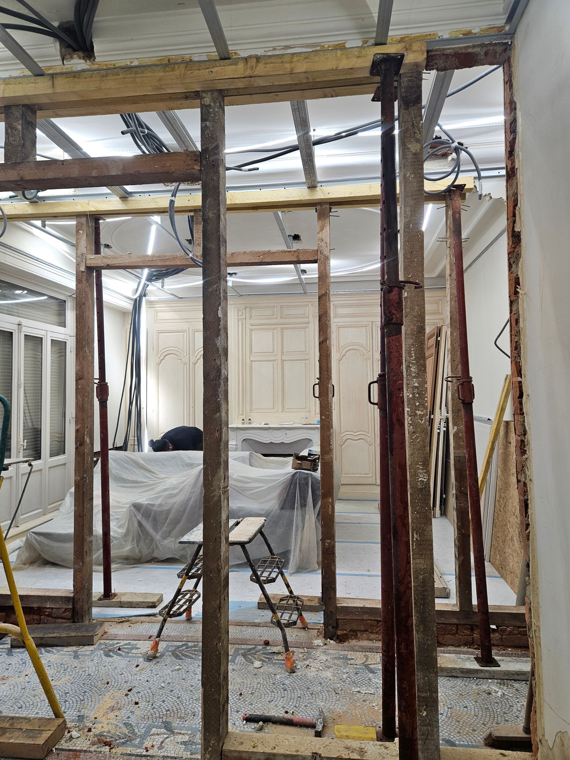 Rénovation d'une pièce avec poutres de soutènement