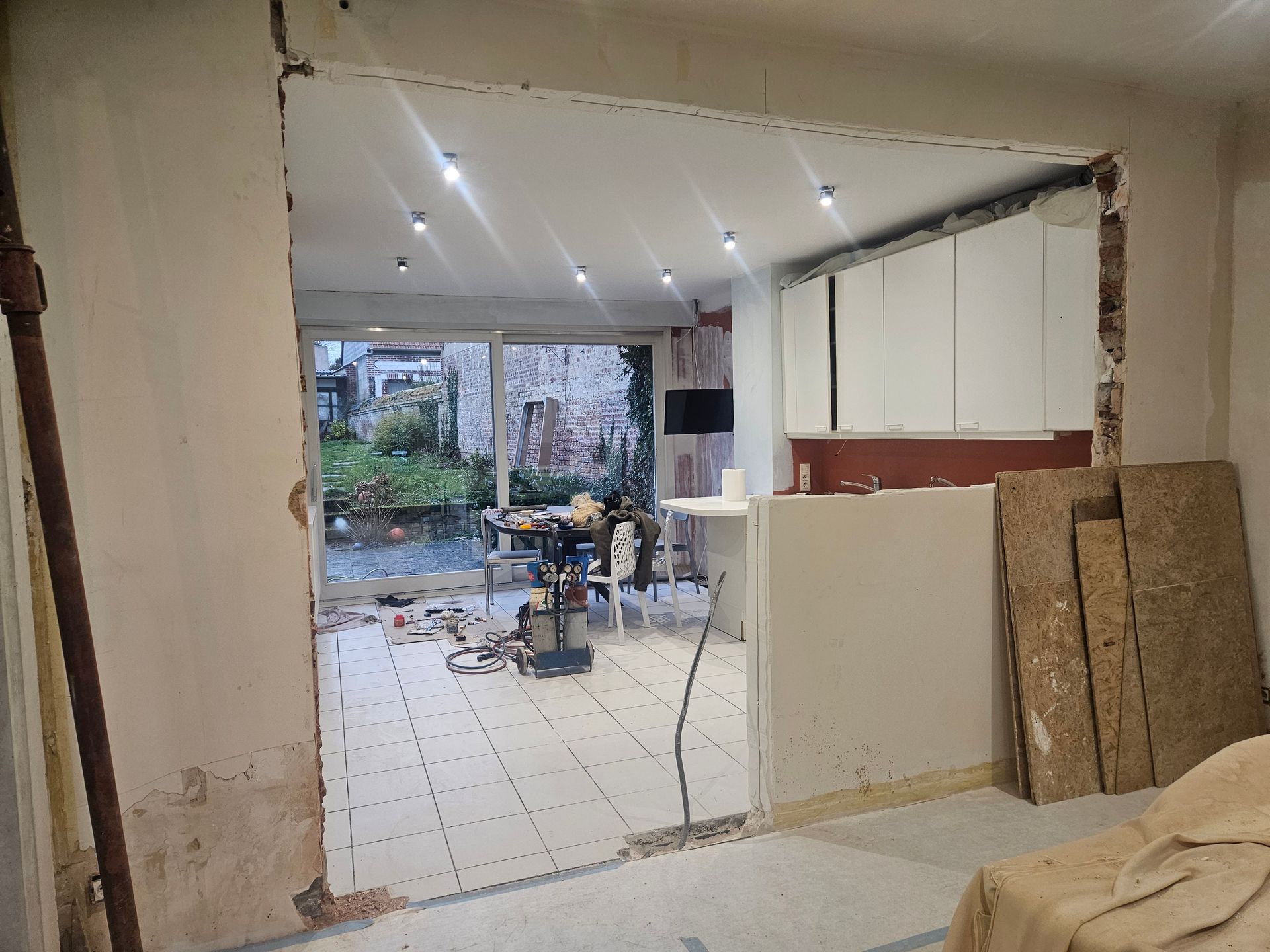 Intérieur en rénovation avec une grande ouverture dans un mur