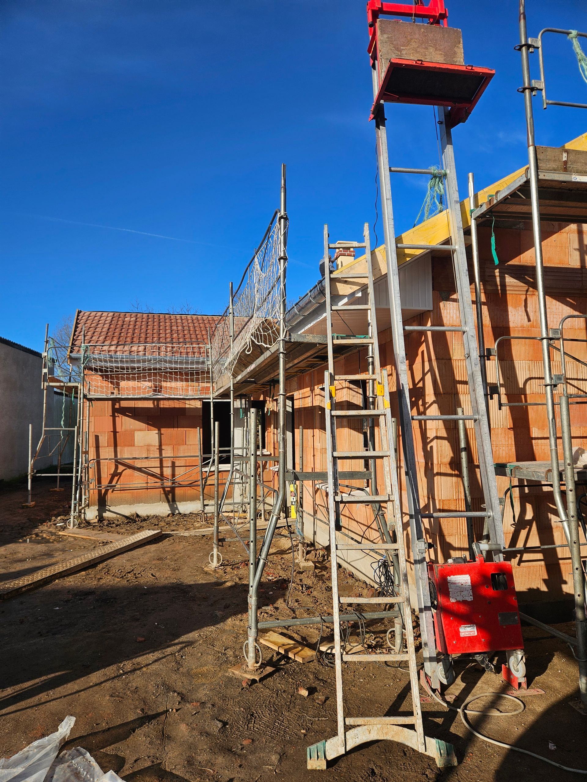 Échafaudages autour d'un bâtiment en briques en construction