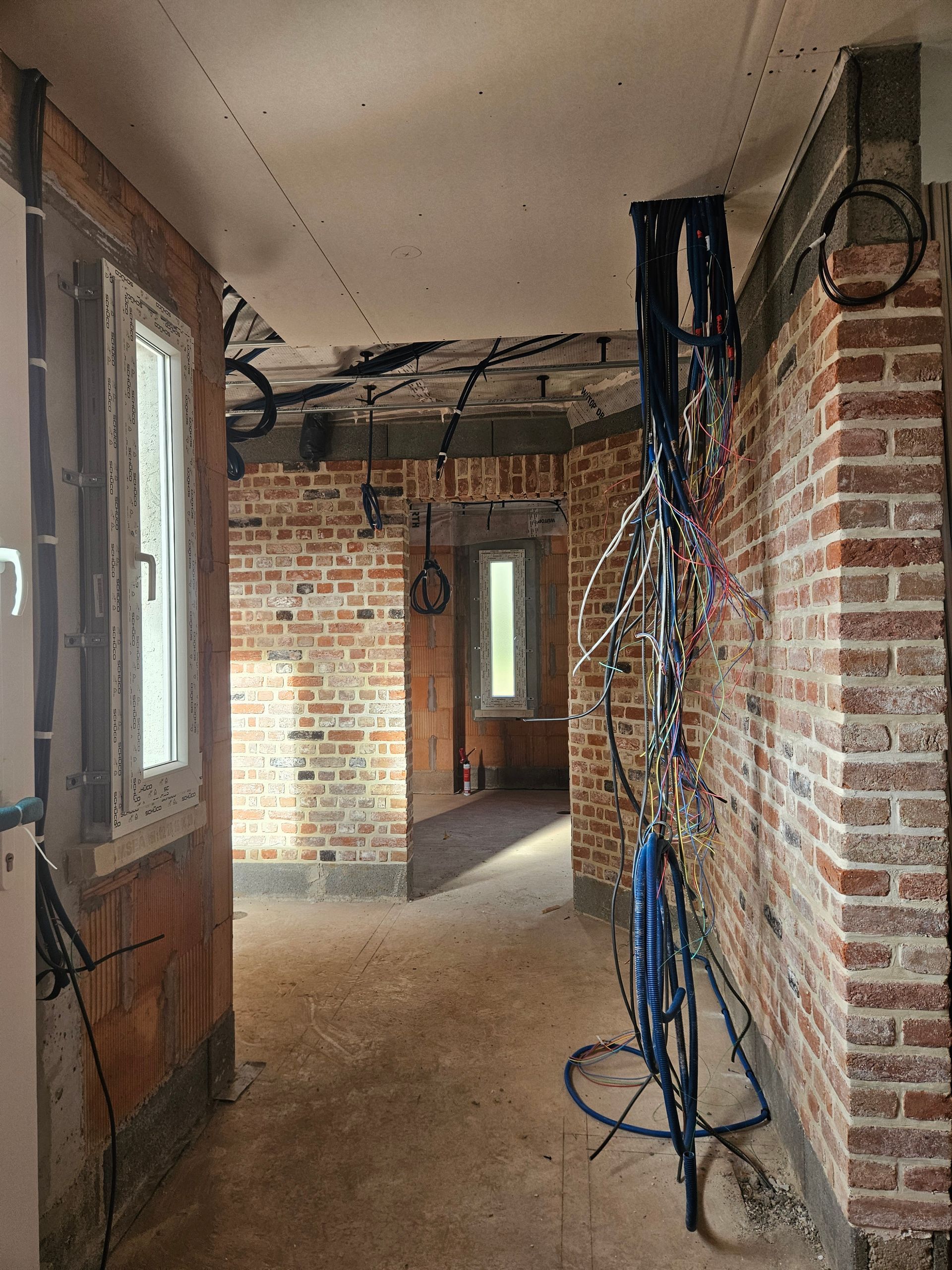 Intérieur en briques brutes avec câblage apparent