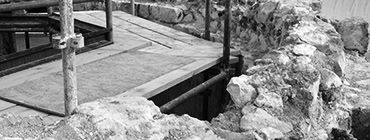 Échafaudages autour d'une structure en pierre, possiblement en construction ou en réparation.