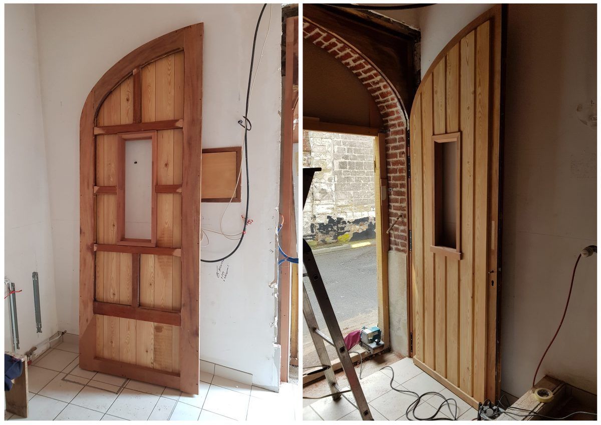 Cette photo en deux panneaux montre la construction d'une porte cintrée en bois. D'un côté, on aperçoit le cadre de la porte avec une fenêtre. De l'autre côté, la porte est recouverte de planches verticales.