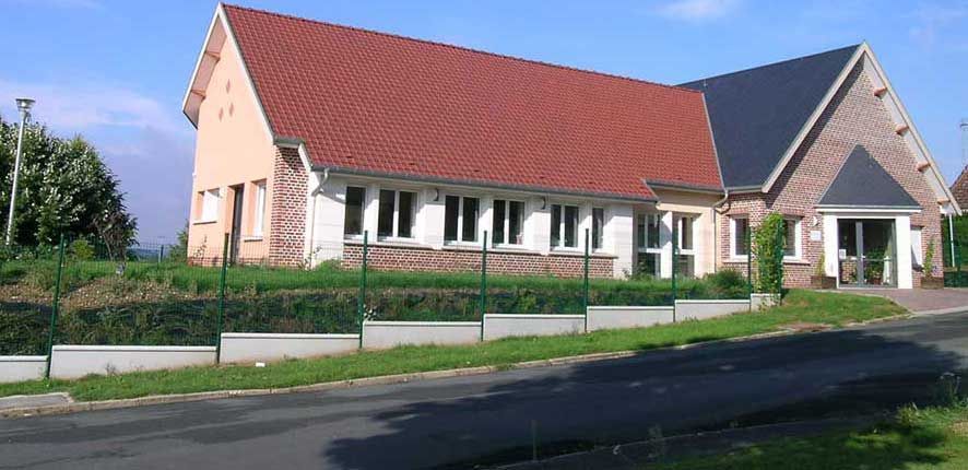 Bâtiment aux toits rouges et noirs par une journée ensoleillée.