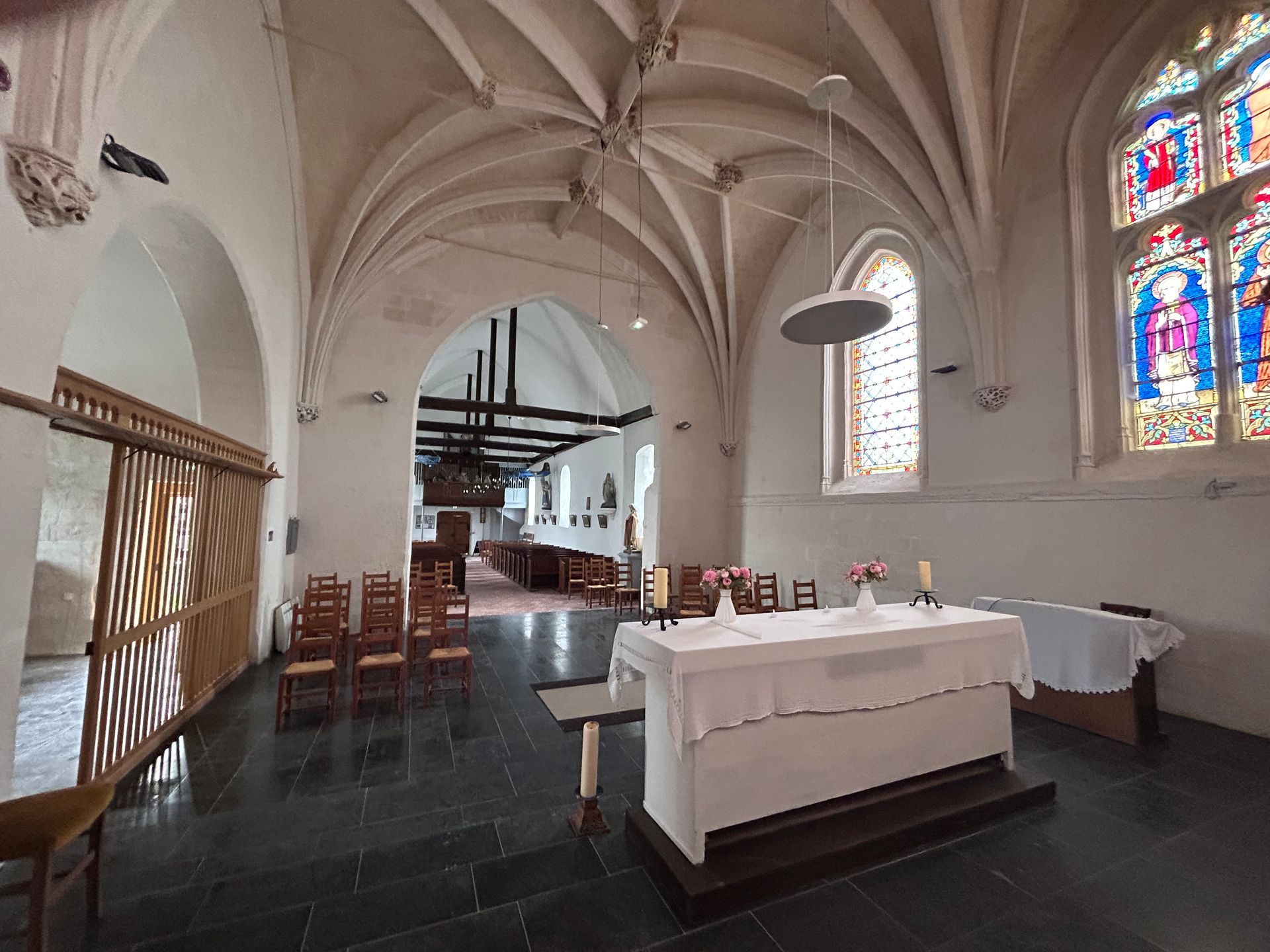 À l'intérieur d'une petite église au plafond voûté