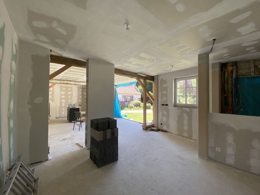 Pièce intérieure en rénovation avec cloisons sèches et ossature apparente.