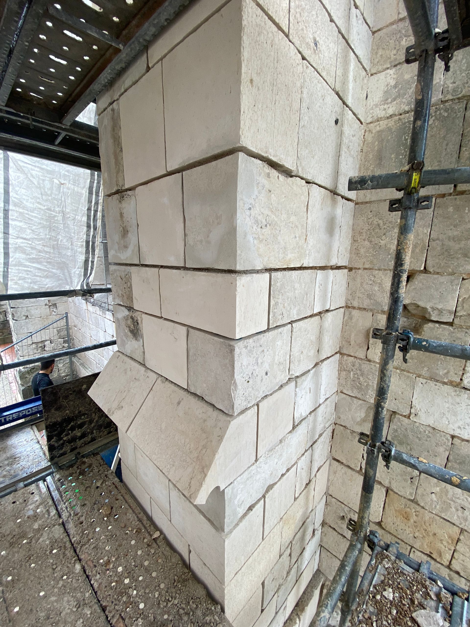 Mur en pierre de l'église en rénovation