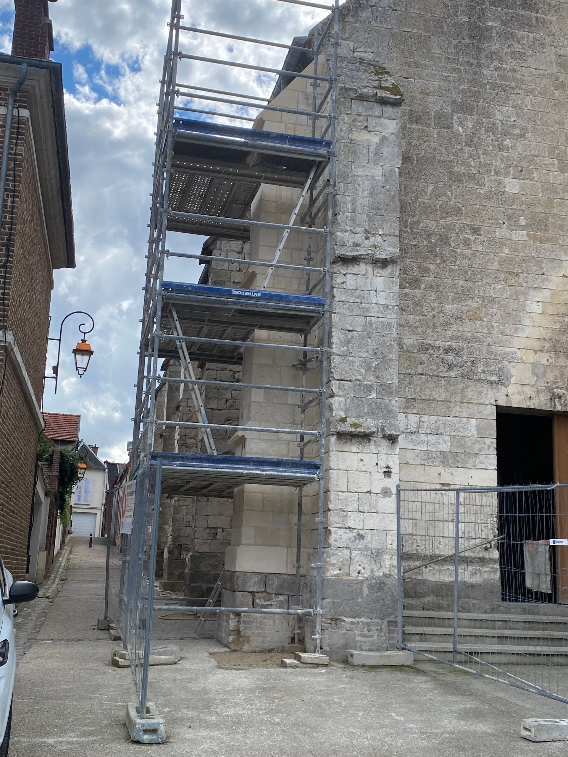 Échafaudages contre le mur d'une église