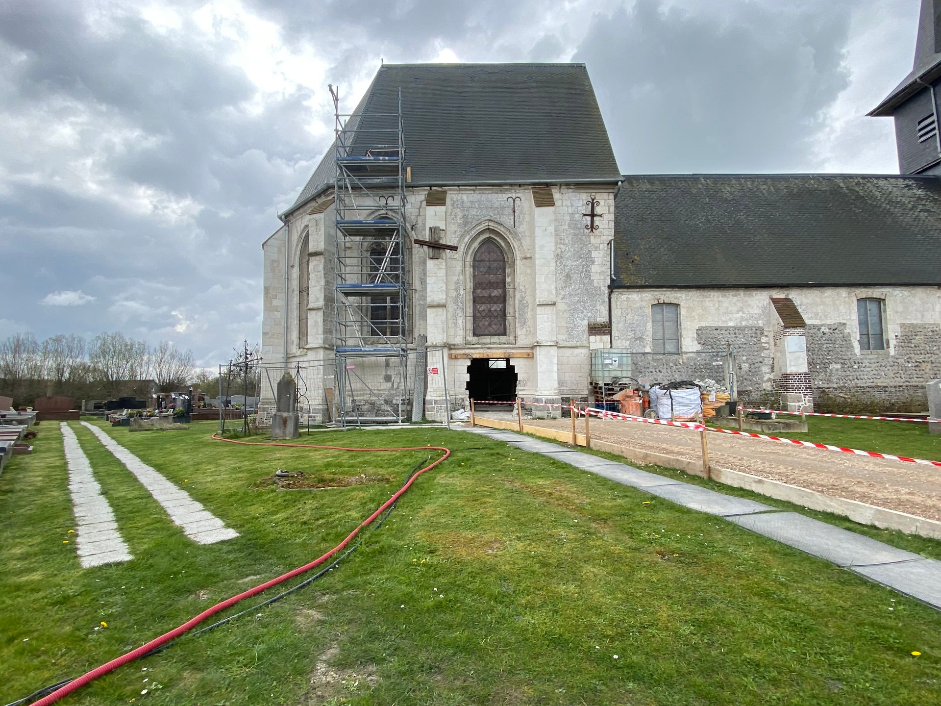 Vieille église en pierre en rénovation, avec échafaudages