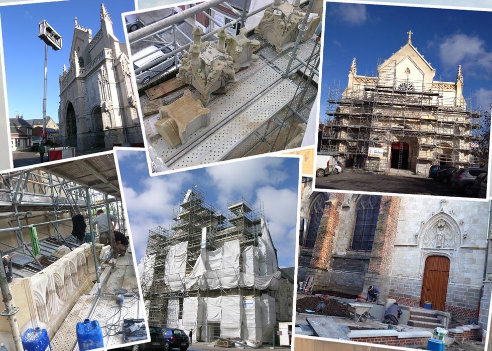 Collage d'une église en rénovation. Des échafaudages entourent différentes parties, des ouvriers sont présents.