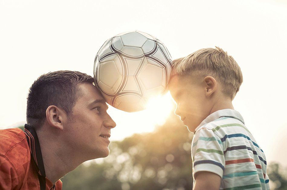 Père et son fils jouant au footbal